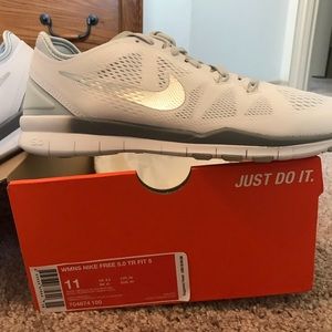 Women’s white nike frees